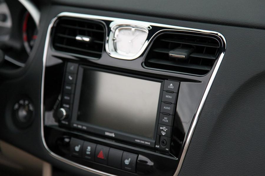  Chrysler 200 Convertible 2011 года  (фото 32 из 73)